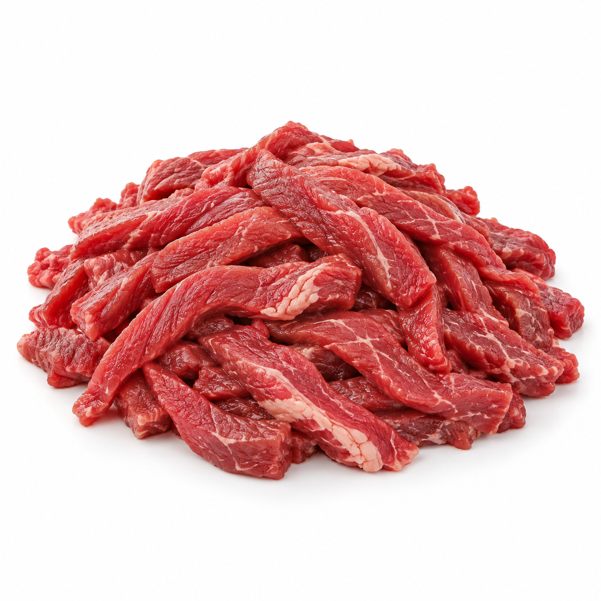 Tiras de carne de res para fajita sobre fondo blanco