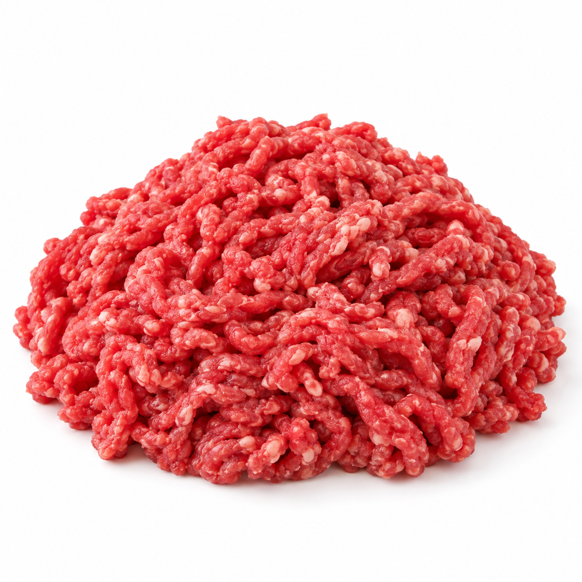 Carne molida de res fresca cruda sobre fondo blanco
