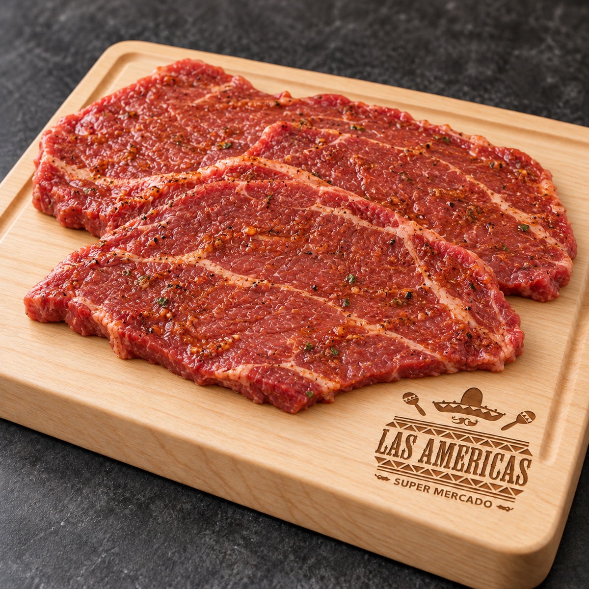 Bistec preparado — imagen ilustrativa generada con IA, tabla clara con logo Las Americas
