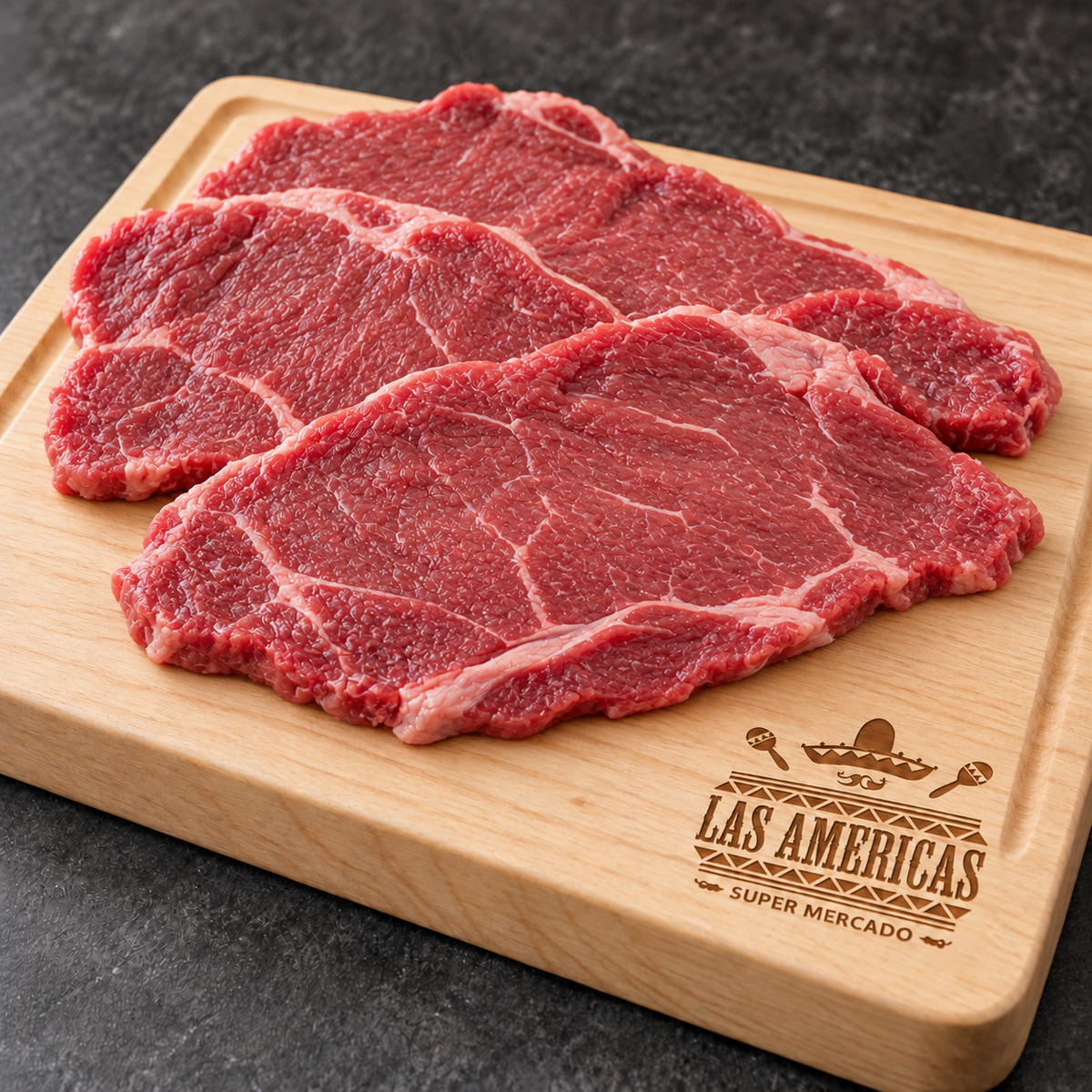 Carne en bistec — imagen ilustrativa IA sobre tabla clara Las Americas