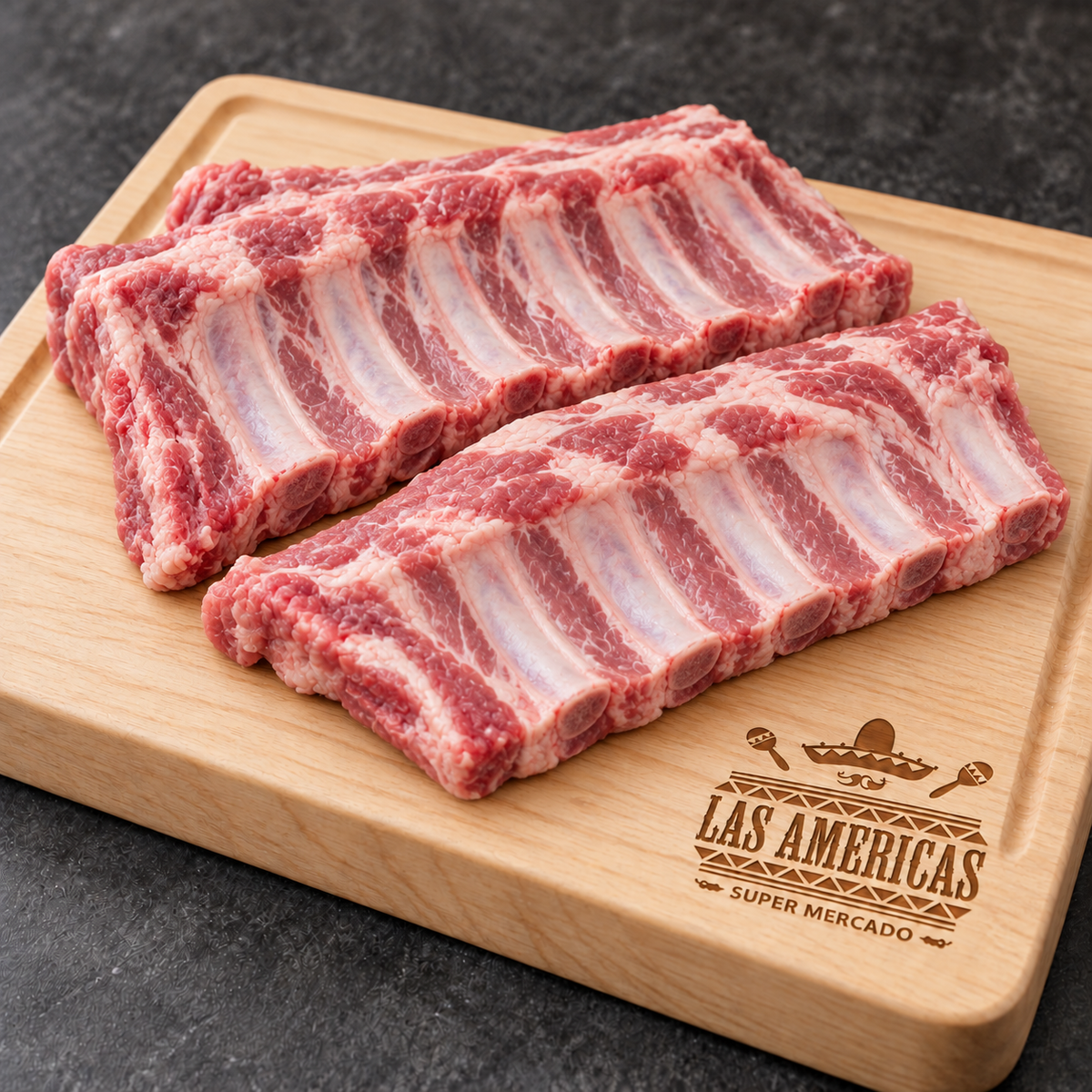 Costilla de puerco — imagen ilustrativa IA sobre tabla clara Las Americas