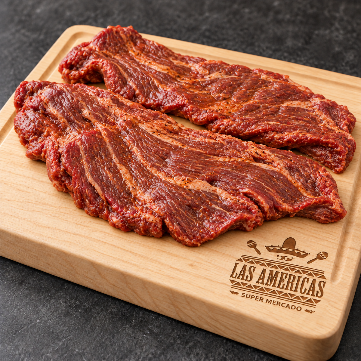 Fajita preparada — imagen ilustrativa generada con IA, tabla clara con logo Las Americas